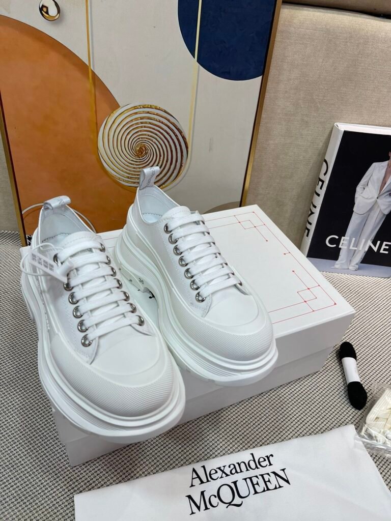 Alexander McQueen Unisex Sneakers detail image 1