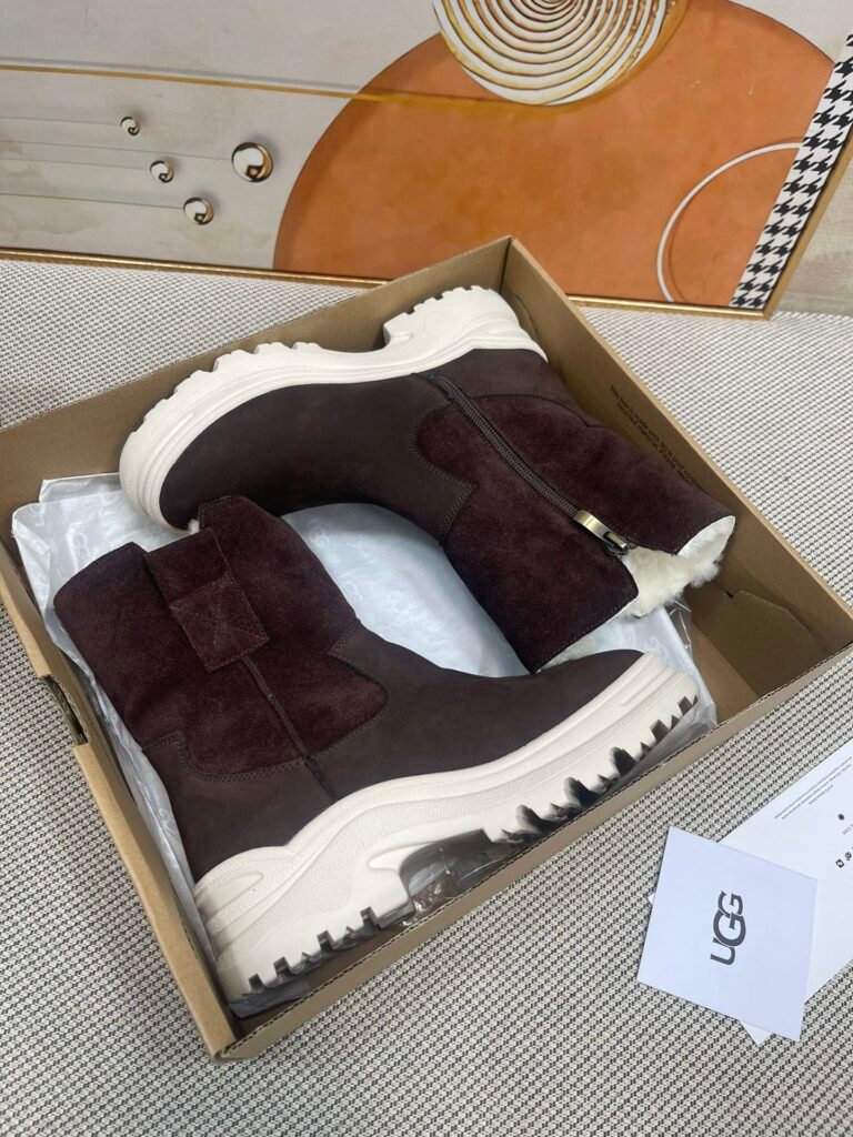UGG Women's Snow Boots detail 1