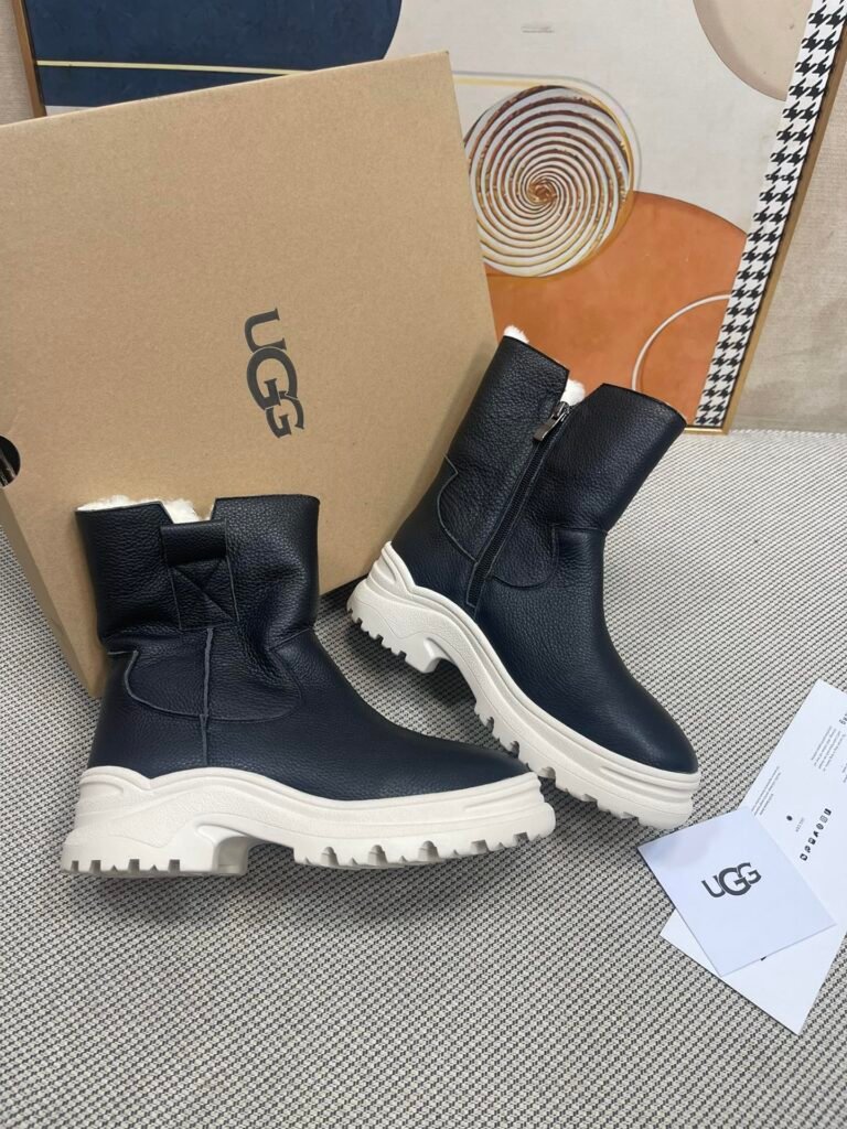 UGG Women's Snow Boots detail 1