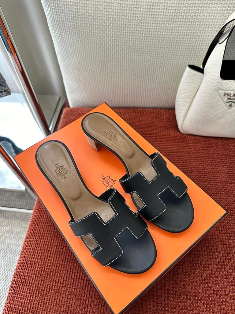 Hermès Unisex Sneakers detail 1