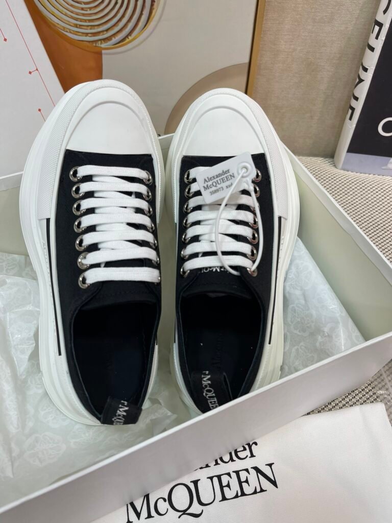 Alexander McQueen Unisex Sneakers detail image 1