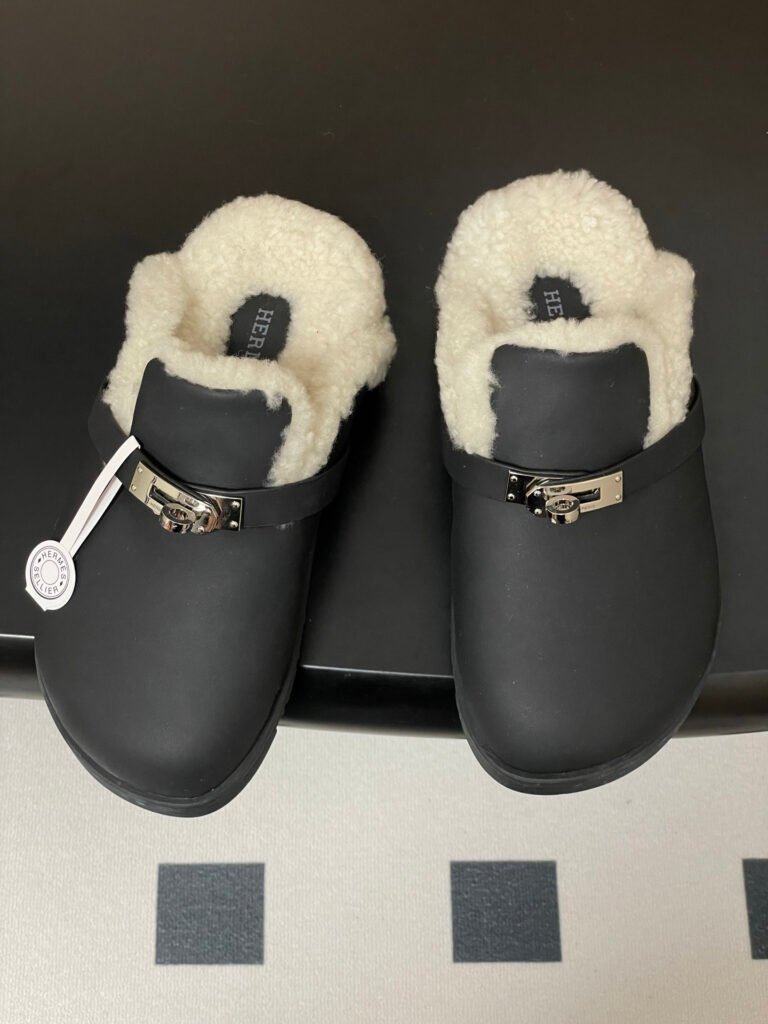 Hermès Unisex Sneakers detail 1