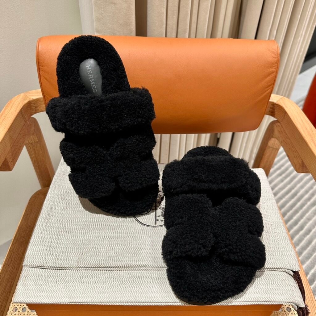 Hermès Unisex Shearling Shoes detail 1
