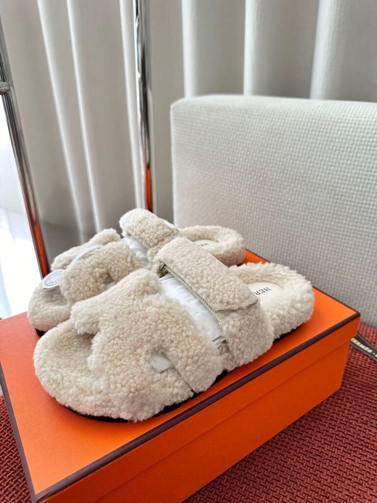 Hermès Unisex Shearling Shoes detail 1