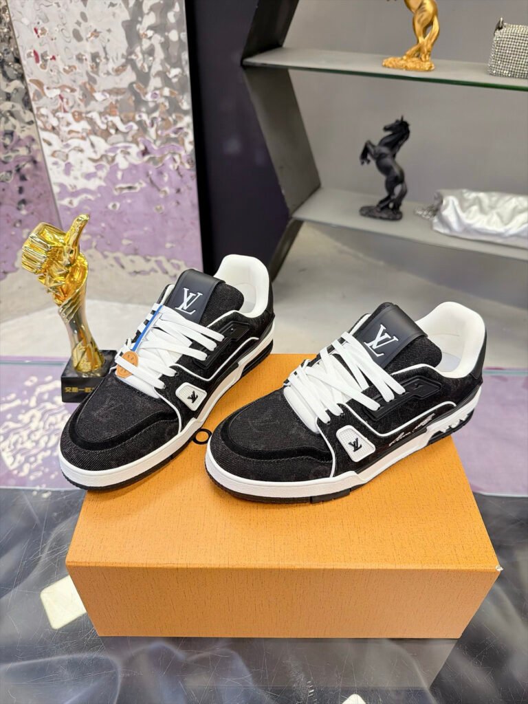 Louis Vuitton Unisex Sneakers detail image 1