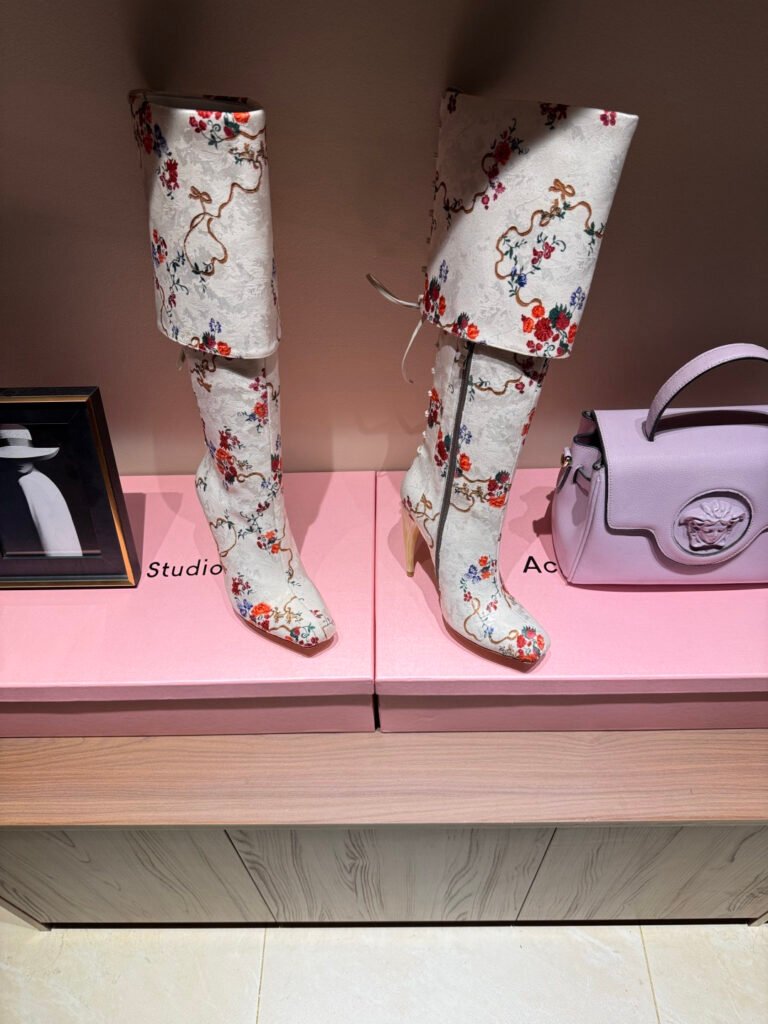 Alexander McQueen Unisex Boots detail image 1