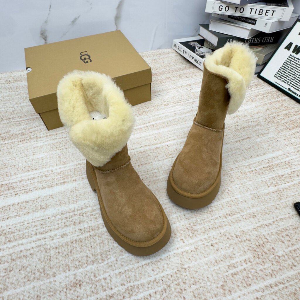 UGG Unisex Snow Boots detail 1