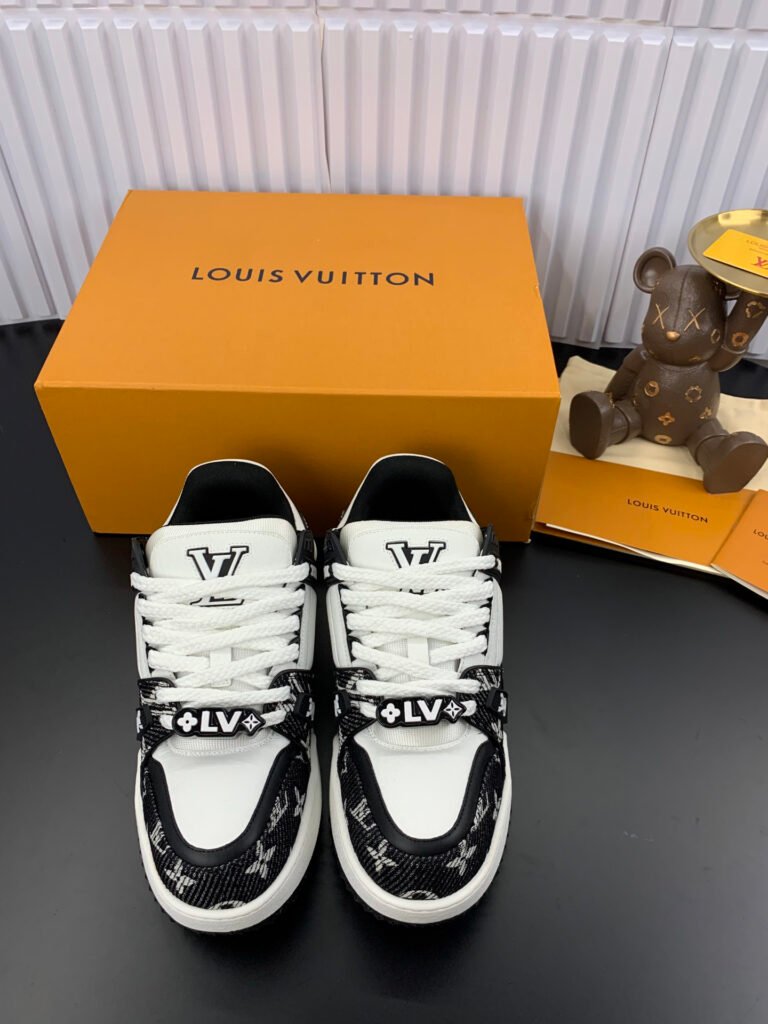 Louis Vuitton Unisex Chunky Sneakers detail image 1