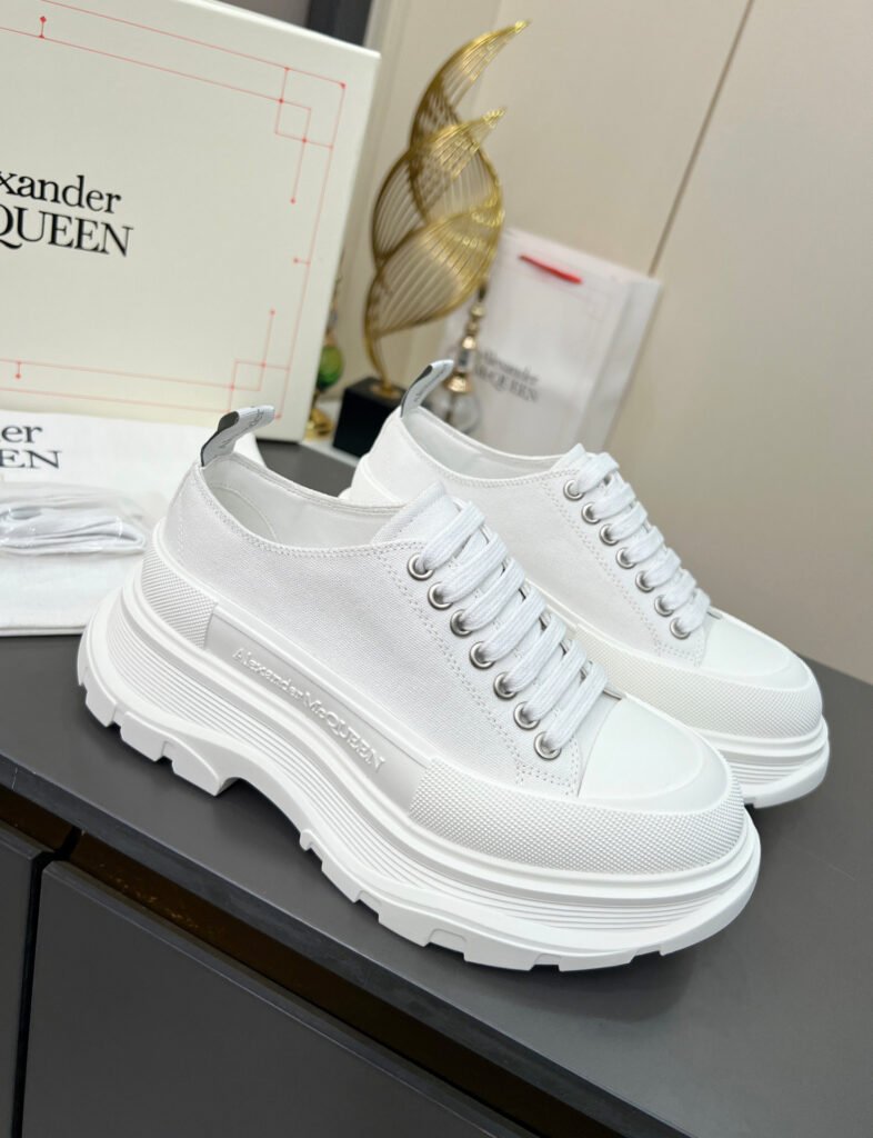 Alexander McQueen Unisex Sneakers detail image 1