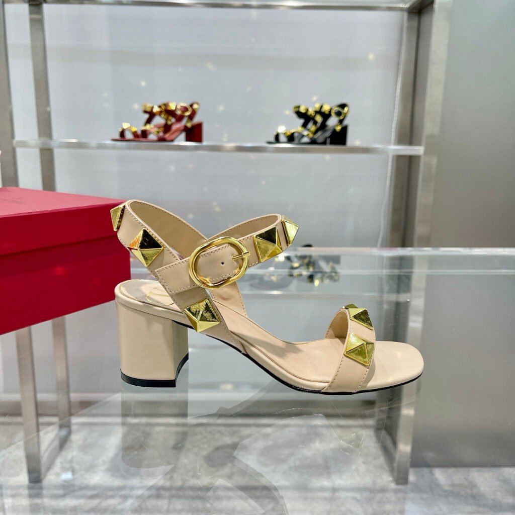 Valentino Garavani Women's Pumps detail 1