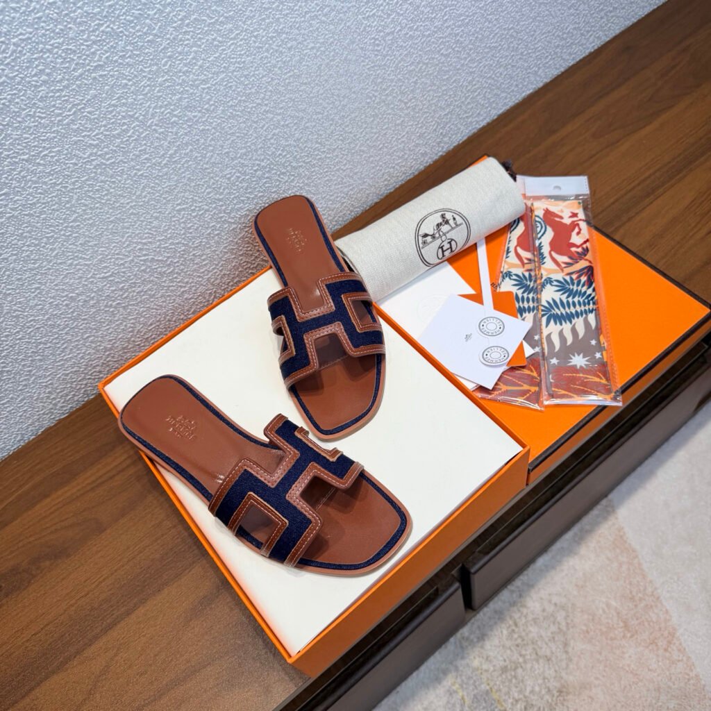 Hermès Unisex Slides detail 1