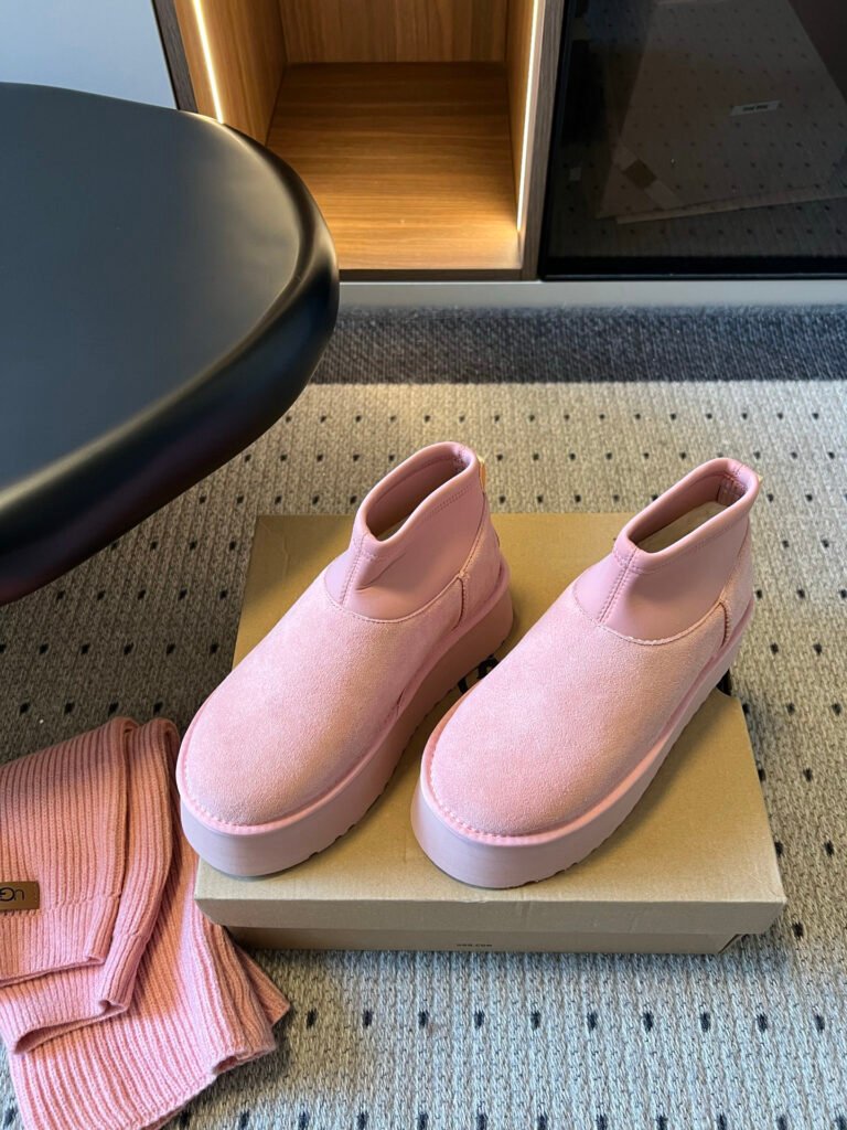 UGG Unisex Boots detail image 1