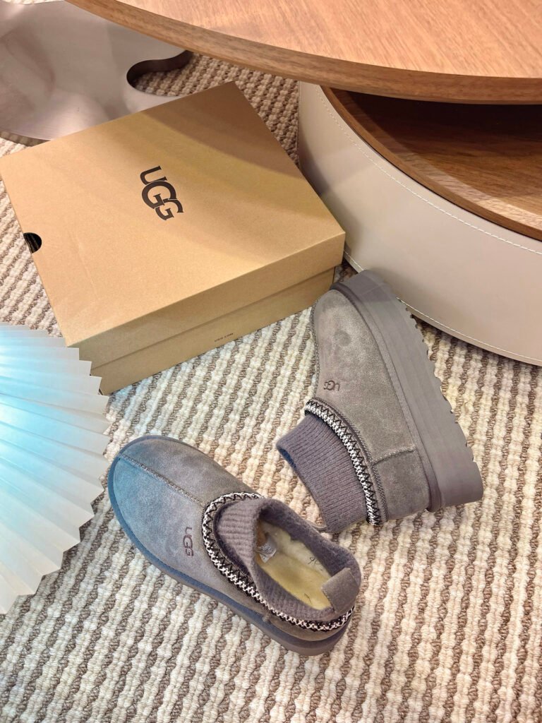 UGG Unisex Snow Boots detail 1