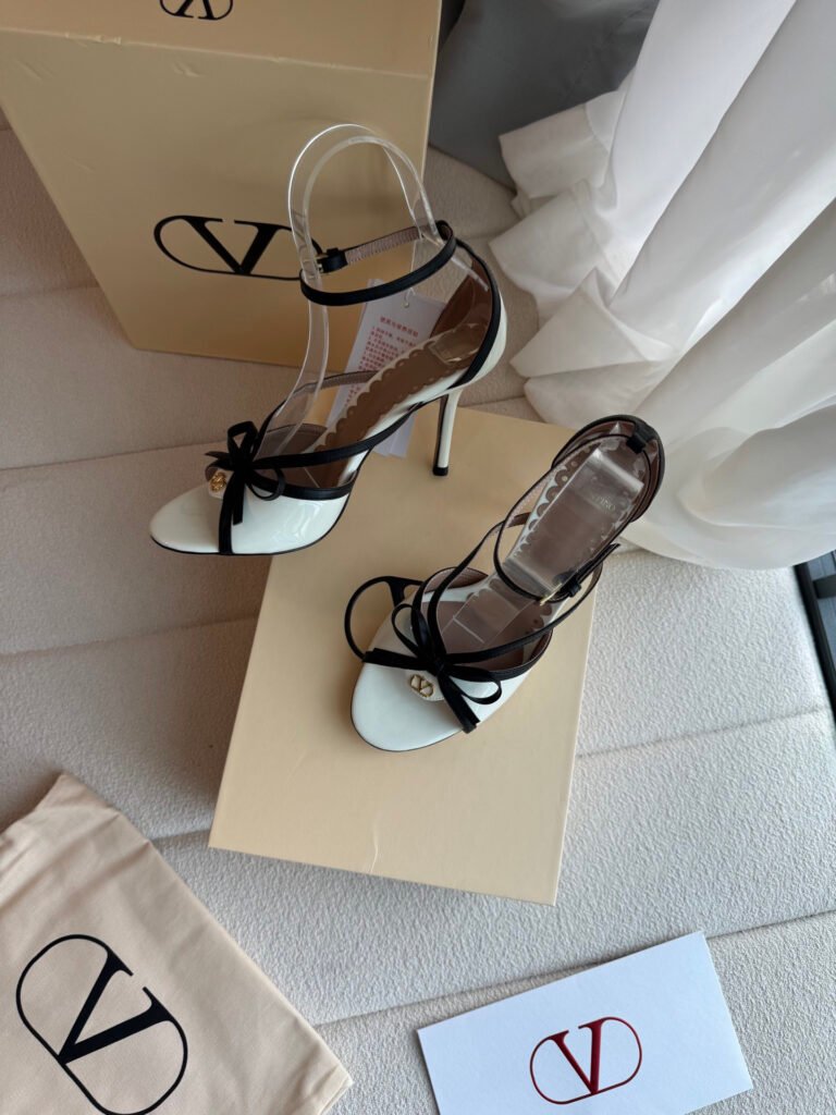 Valentino Garavani Unisex Sandals detail image 1