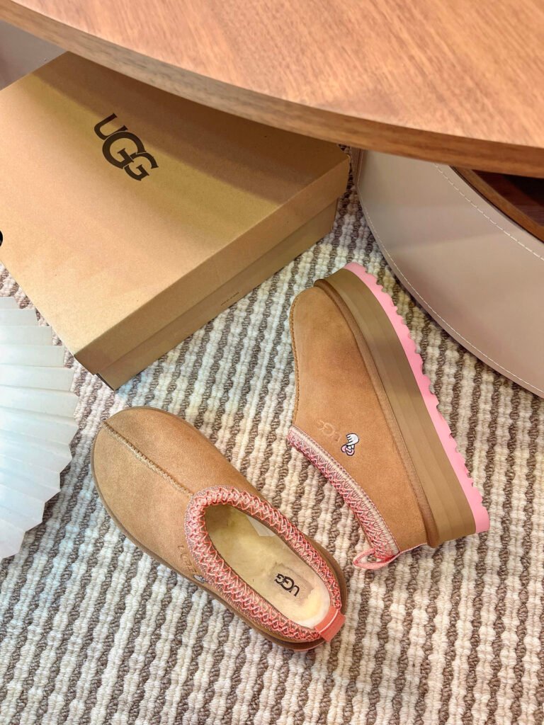 UGG Women's Snow Boots detail 1