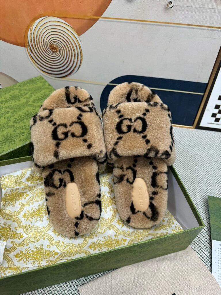 Gucci Unisex Shearling Shoes detail image 1