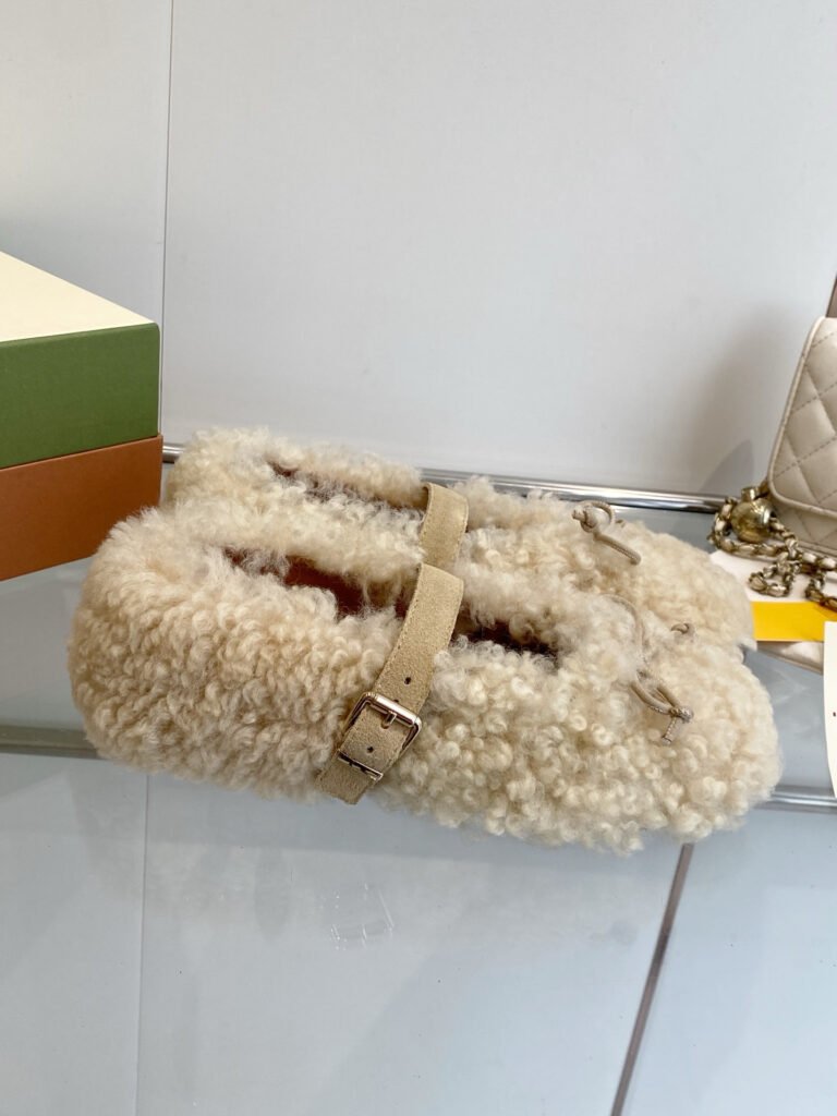 Louis Vuitton Unisex Shearling Shoes detail image 1