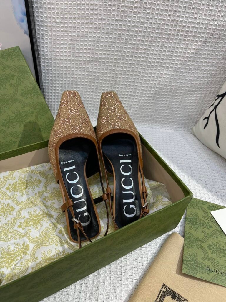 Gucci Women's Sandals detail image 1
