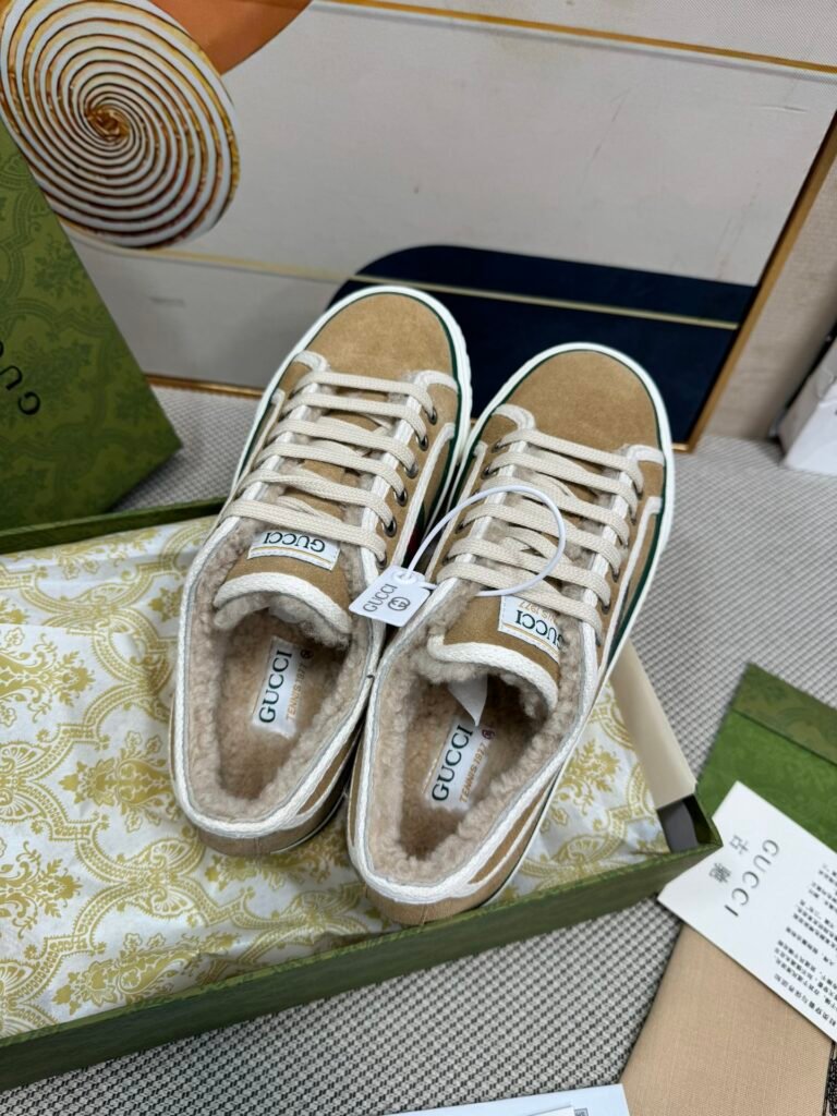 Gucci Unisex Loafers detail image 1
