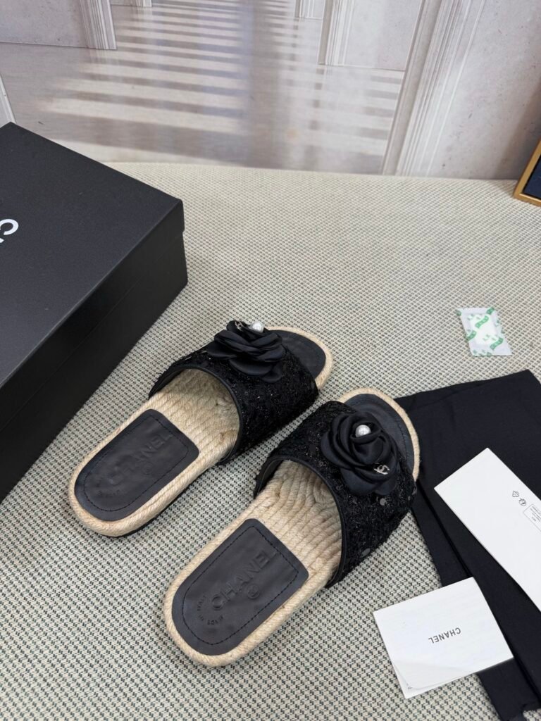 Louis Vuitton Unisex Slides detail 1