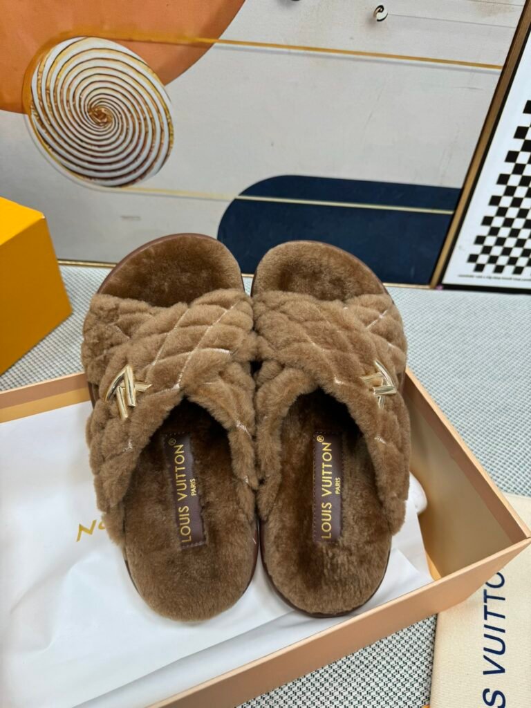 Louis Vuitton Unisex Shearling Shoes detail image 1