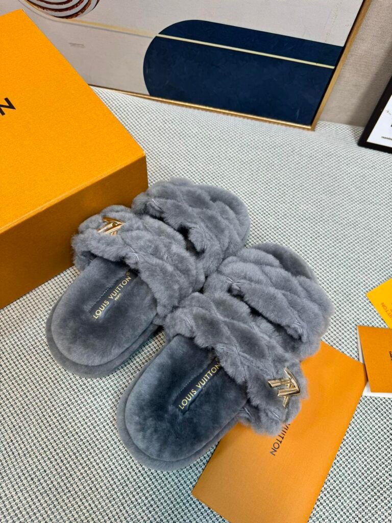 Louis Vuitton Unisex Shearling Shoes detail 1