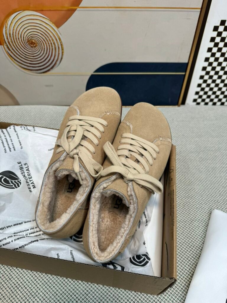 UGG Unisex Snow Boots detail image 1