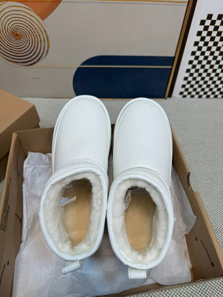 UGG Unisex Snow Boots detail image 1