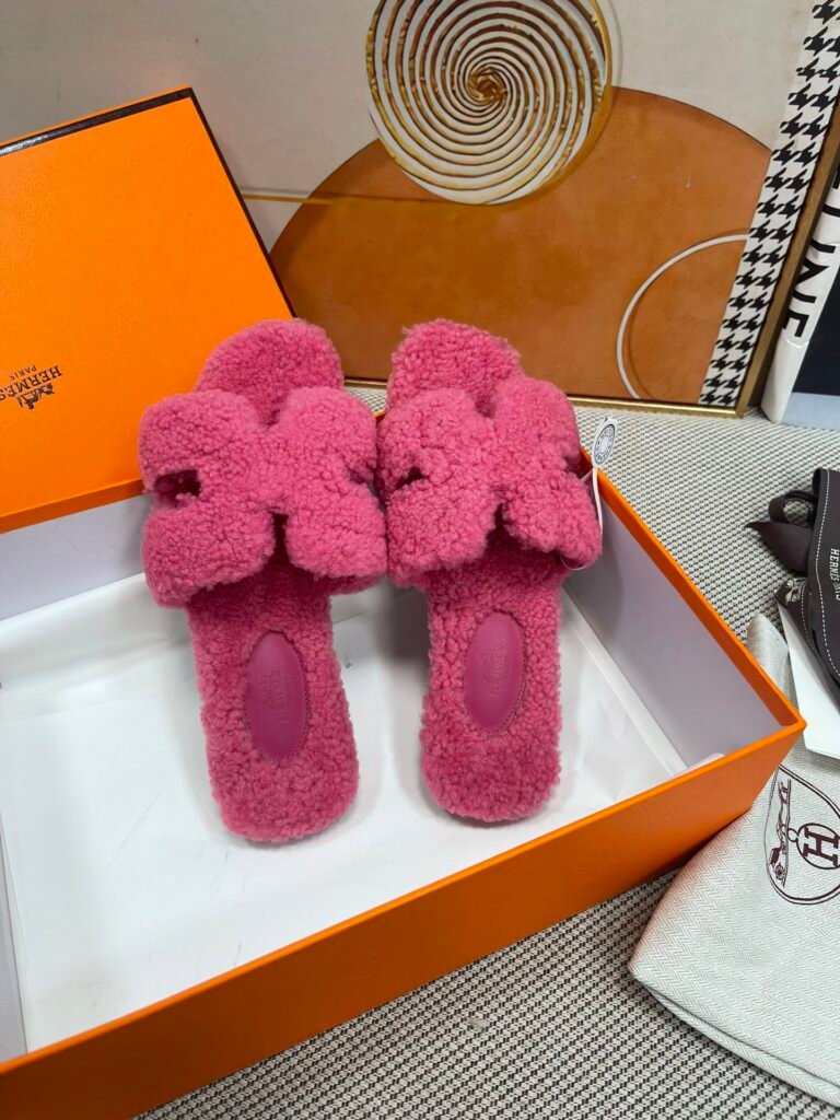 Hermès Unisex Shearling Shoes detail 1