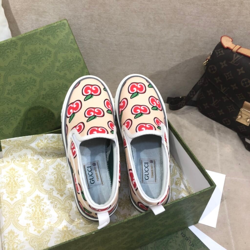Gucci Unisex Loafers detail 1