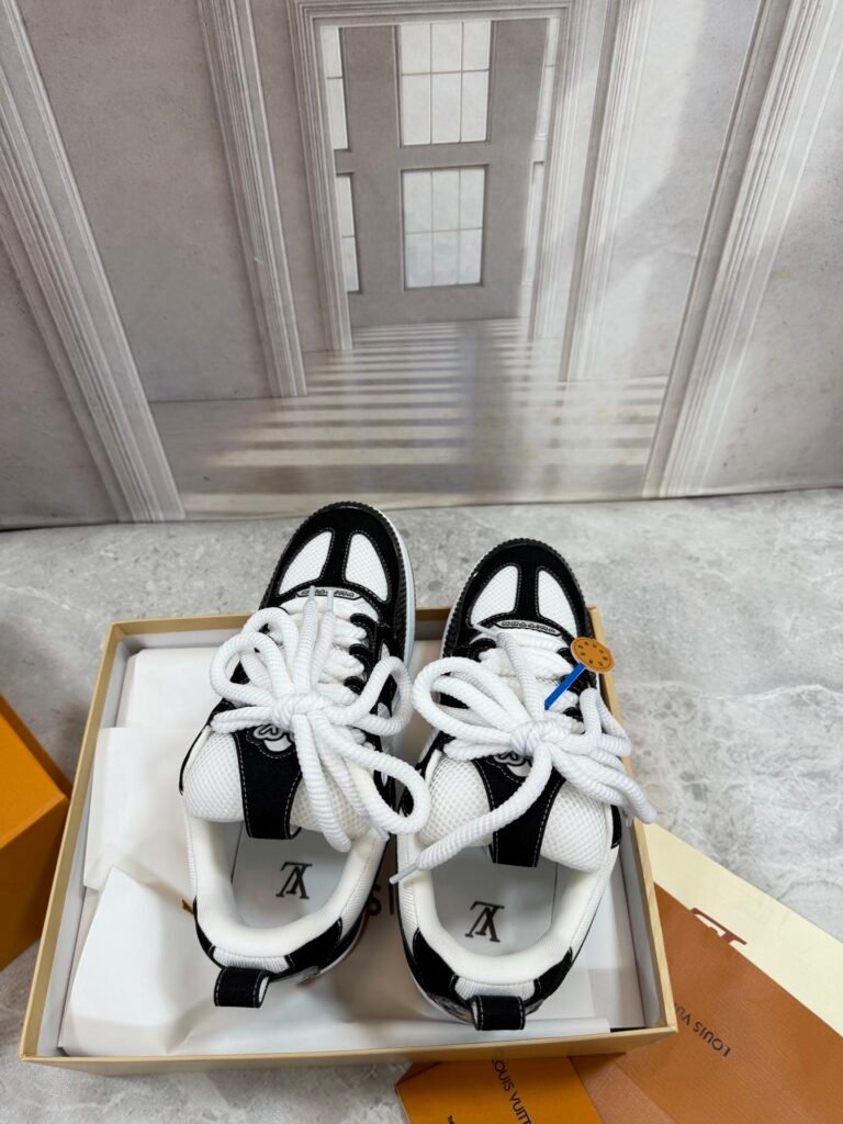 Louis Vuitton Unisex Chunky Sneakers detail 1