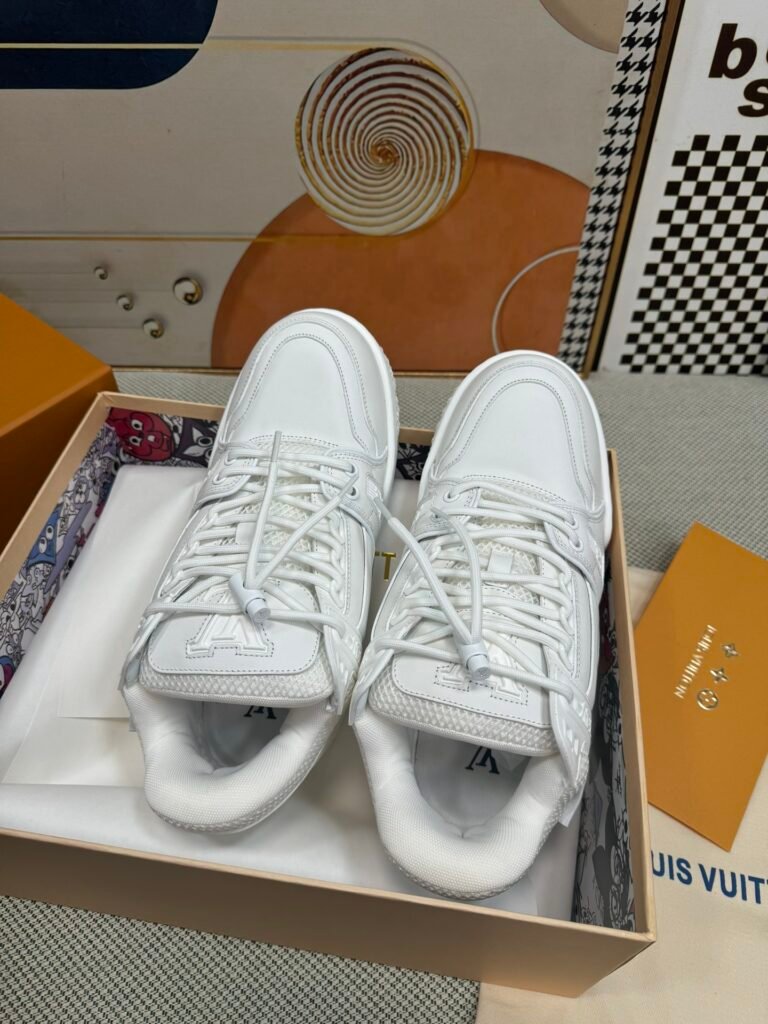 Louis Vuitton Unisex Chunky Sneakers detail image 1