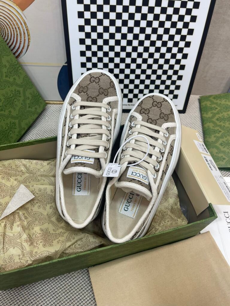 Gucci Unisex Loafers detail 1