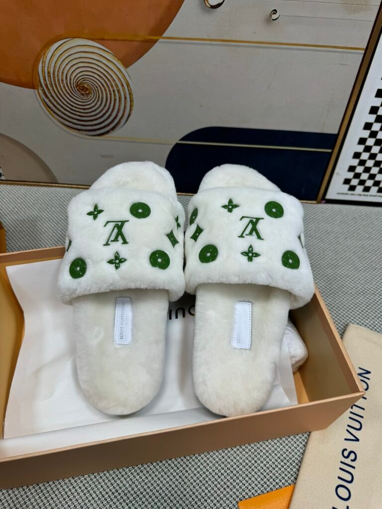 Louis Vuitton Unisex Shearling Shoes detail image 1