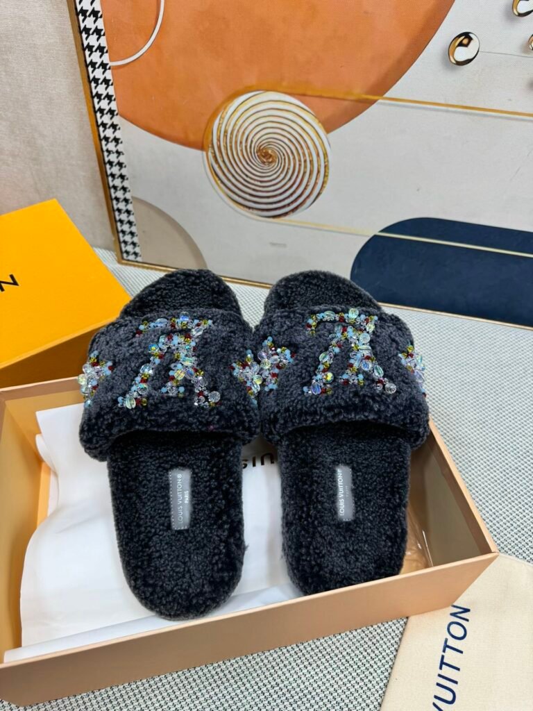 Louis Vuitton Unisex Shearling Shoes detail 1