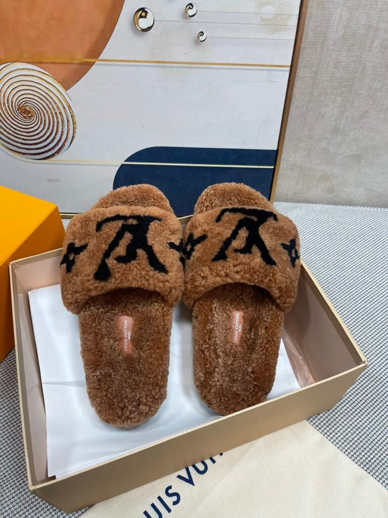 Louis Vuitton Unisex Shearling Shoes detail 1