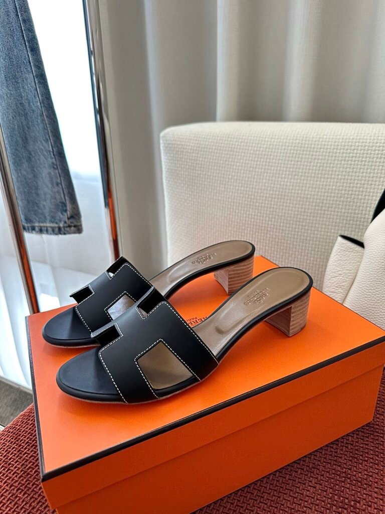 Hermès Unisex Sneakers detail 2