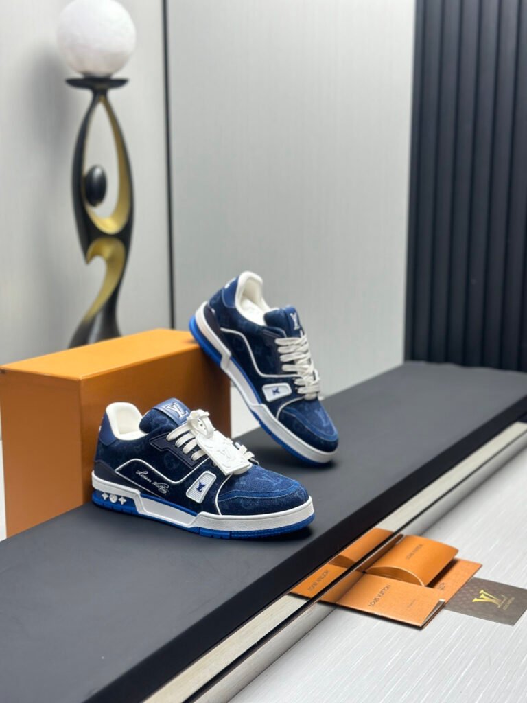Louis Vuitton Unisex Sneakers detail image 2