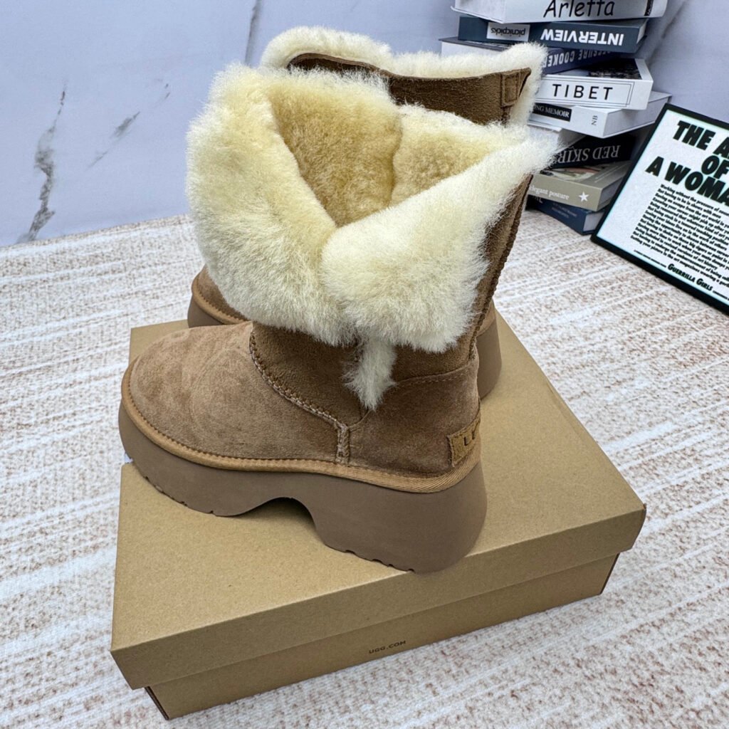 UGG Unisex Snow Boots detail 2