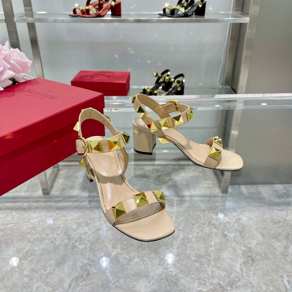 Valentino Garavani Women's Pumps detail 2