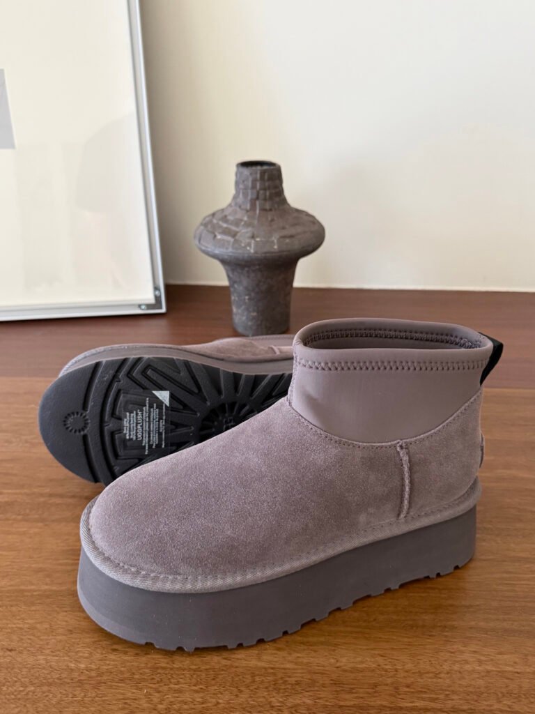 UGG Unisex Boots detail image 2