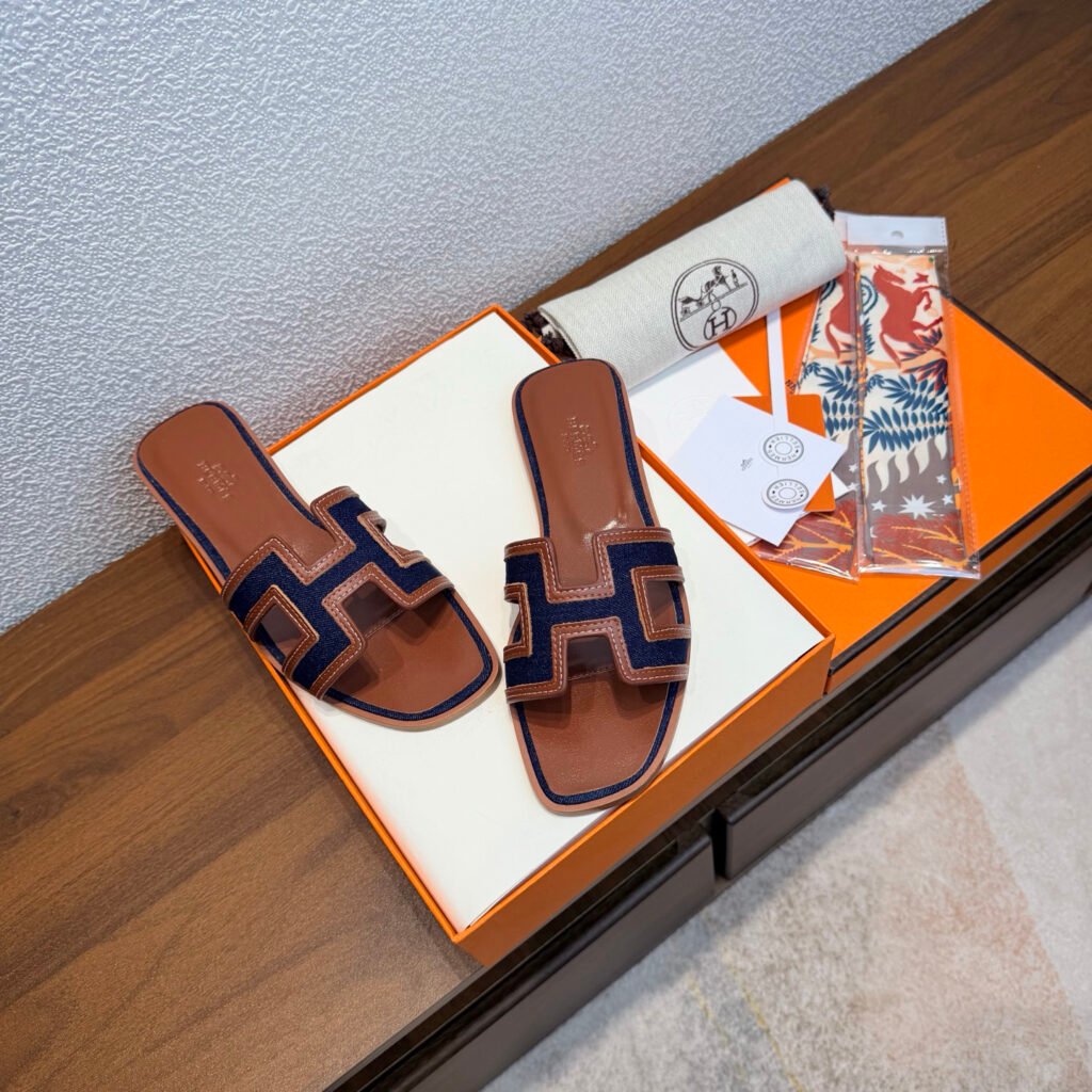 Hermès Unisex Slides detail 2