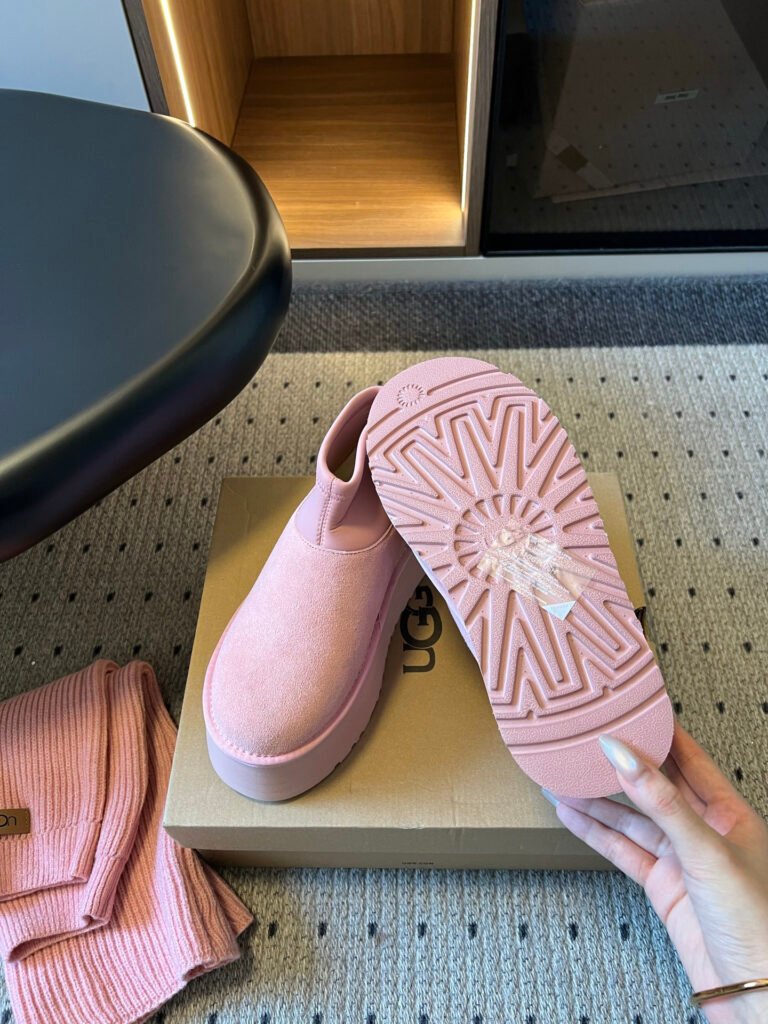 UGG Unisex Boots detail image 2