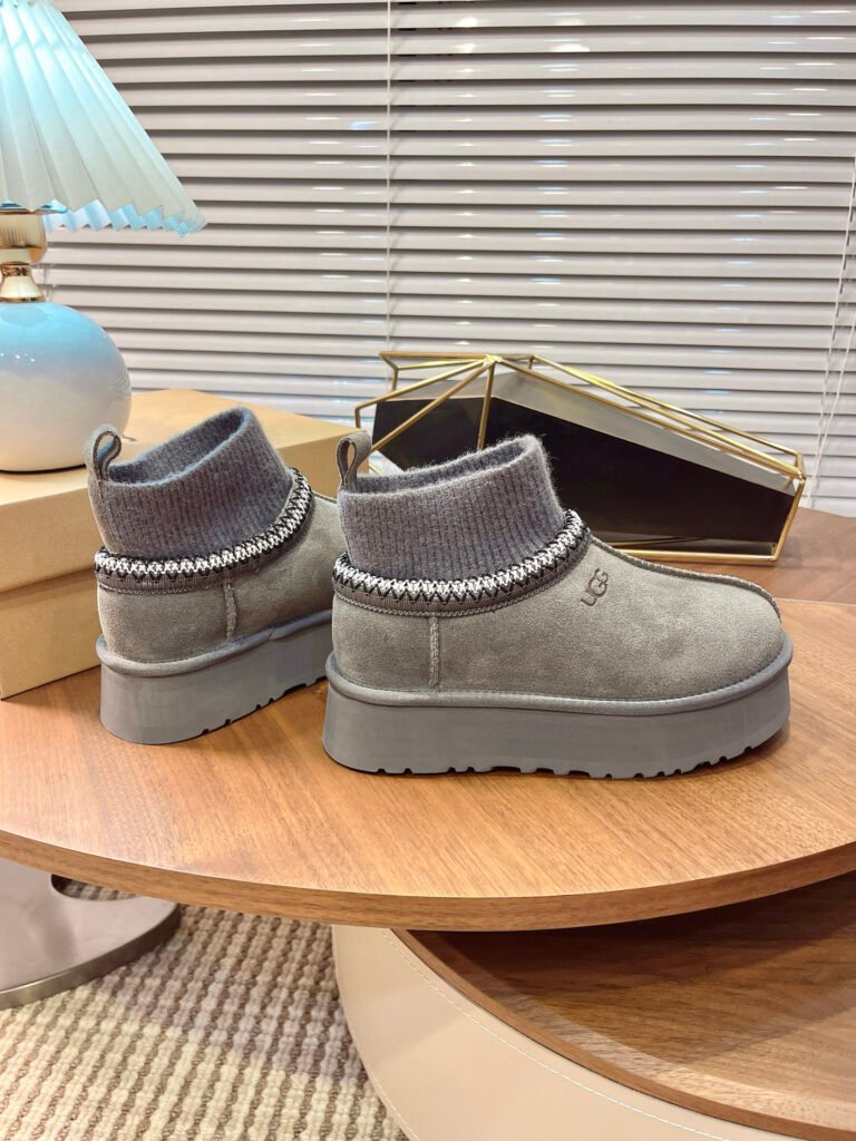 UGG Unisex Snow Boots detail 2