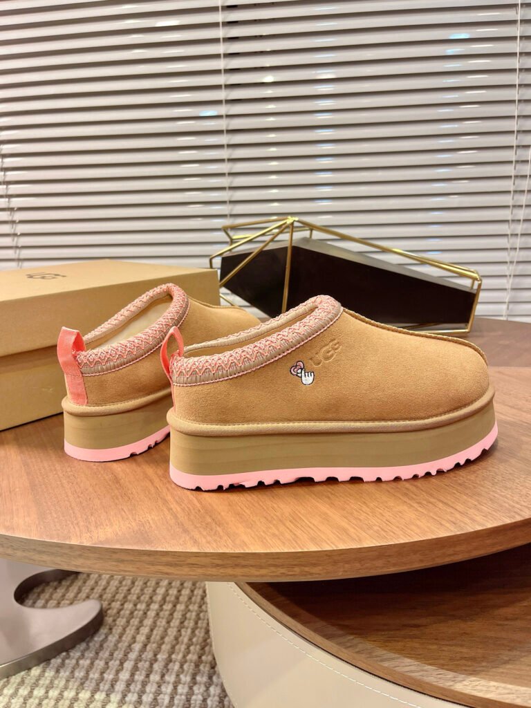 UGG Women's Snow Boots detail 2