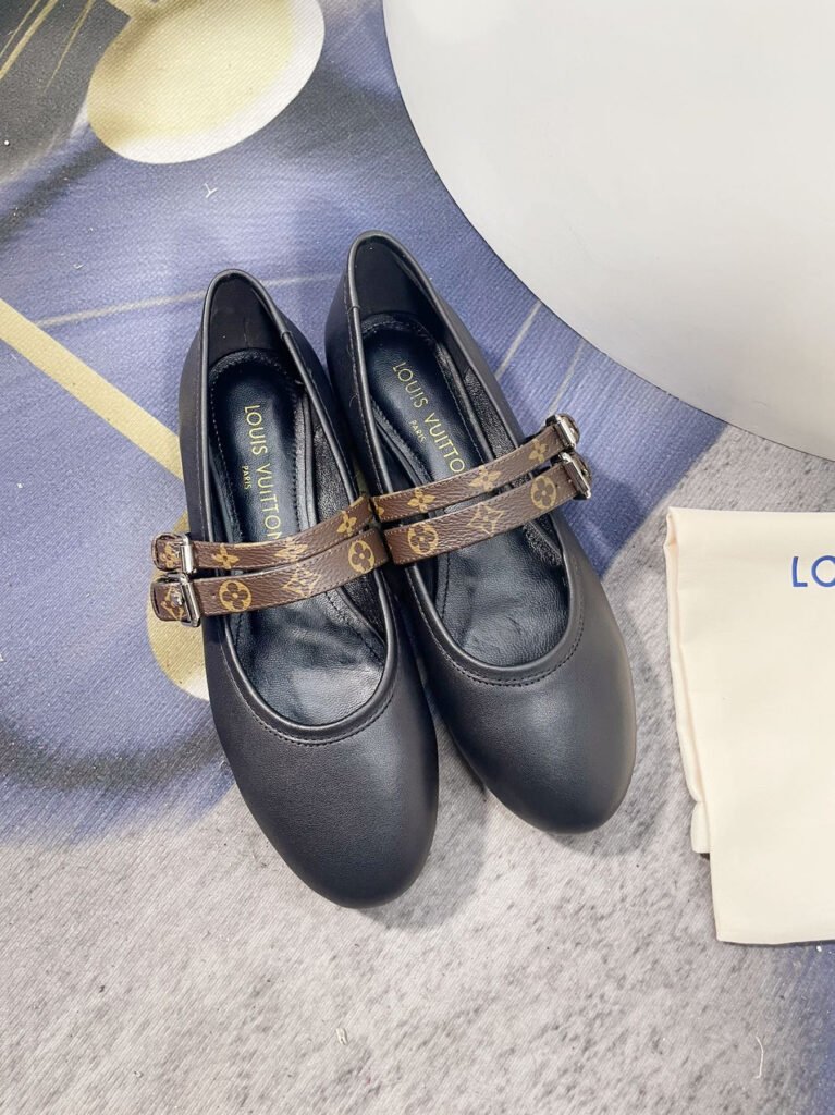 Louis Vuitton Unisex Sneakers detail 2