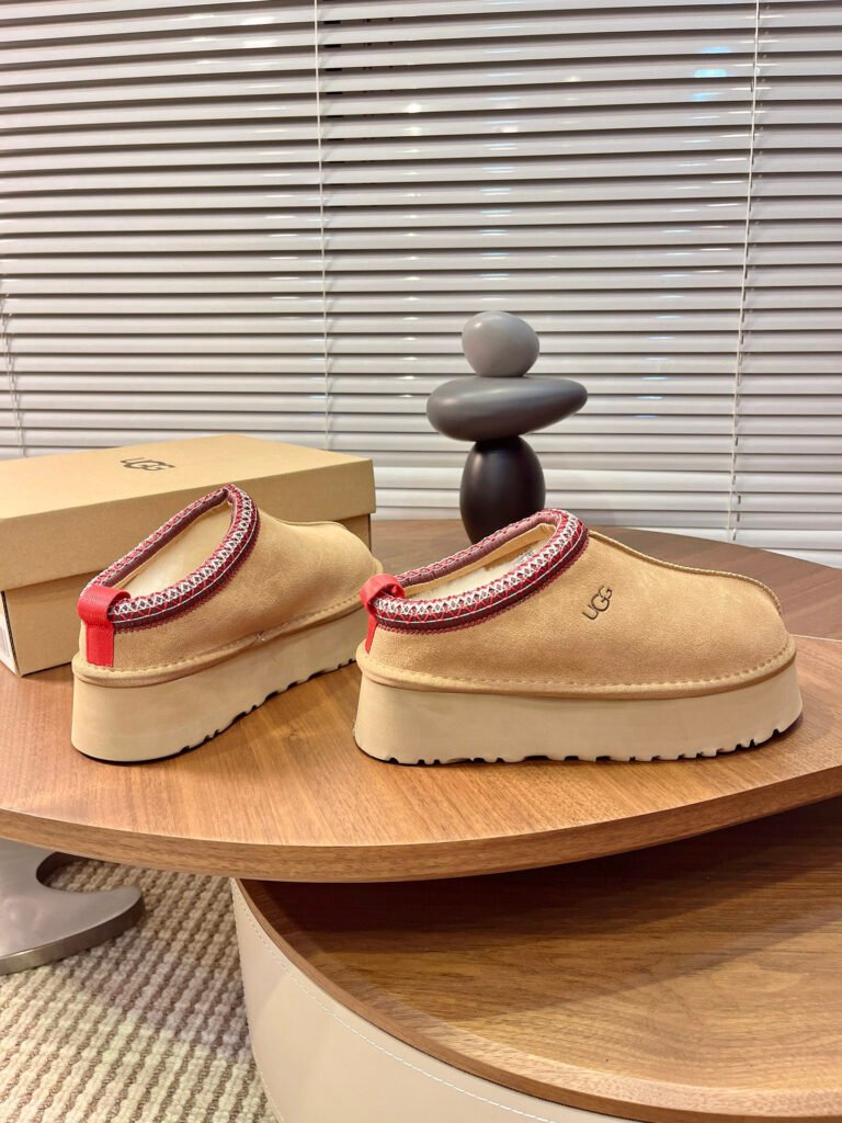 UGG Women's Snow Boots detail image 2