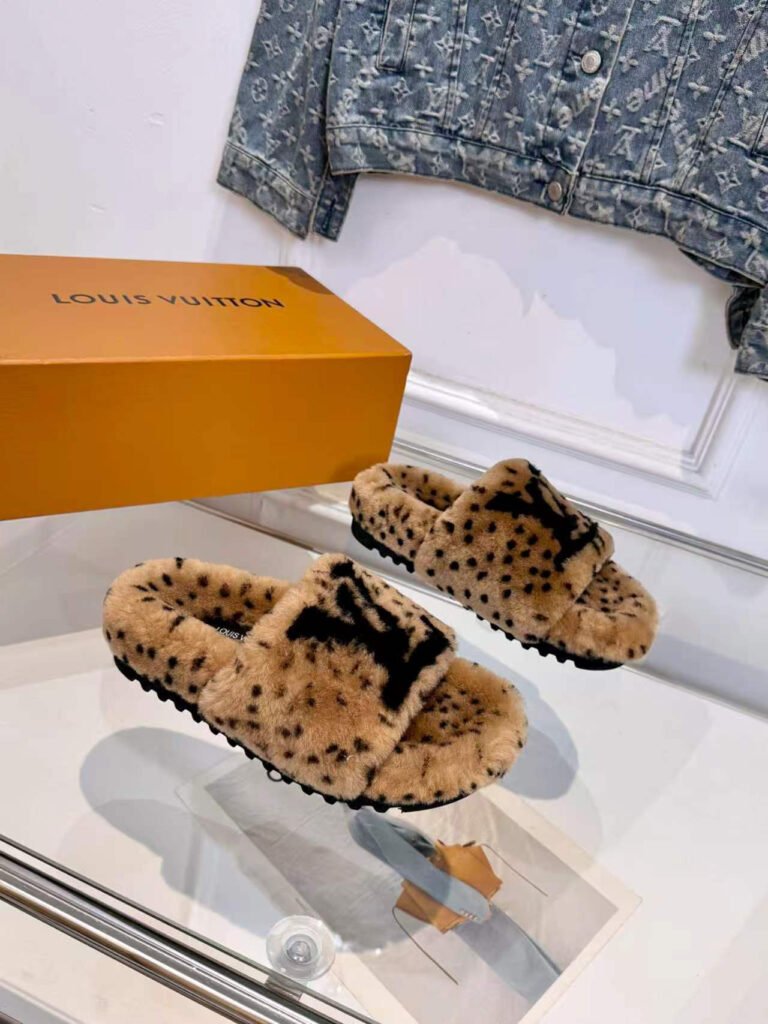 Louis Vuitton Unisex Slides detail image 2