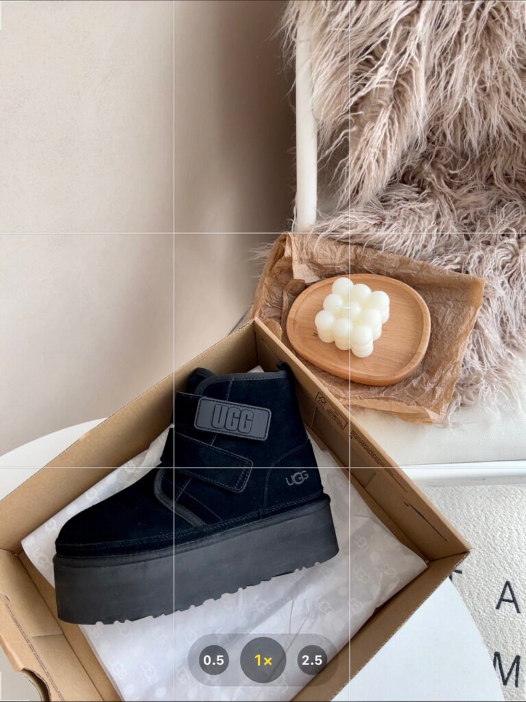 UGG Unisex Chelsea Boots detail image 2
