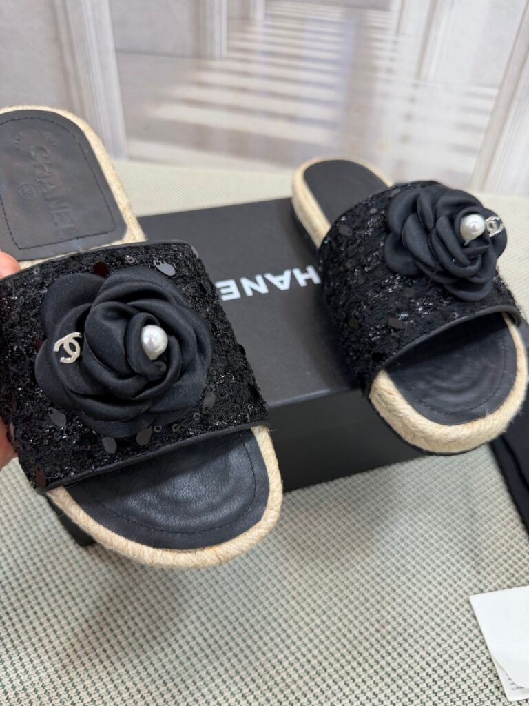 Louis Vuitton Unisex Slides detail 2